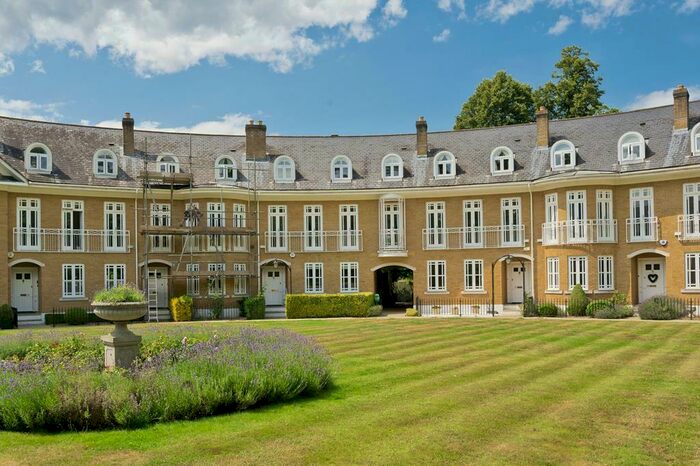 6 Bedroom Mews To Rent In Lakeside Grange, Weybridge, KT13