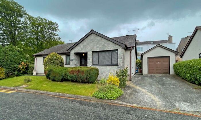 3 Bedroom Bungalow For Sale In Stad Glandwr, Caeathro, Caernarfon, Gwynedd, LL55