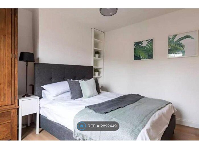 3 Bedroom Flat To Rent In Camberwell New Road, London, SE5