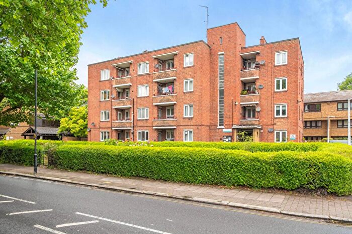 2 Bedroom Flat For Sale In Brunel Road, London, SE16