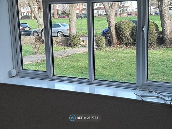 2 Bedroom Flat To Rent In Woodside Green, London, SE25