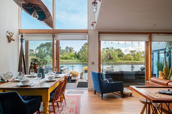 3 Bedroom Semi-Detached House For Sale In Cerney Wick, Cirencester, GL7