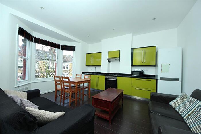 3 Bedroom Flat To Rent In Eynham Road, London, W12