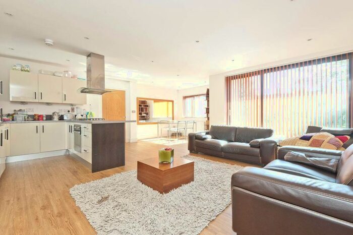 2 Bedroom Flat To Rent In Green Lanes, Winchmore Hill, London, N21
