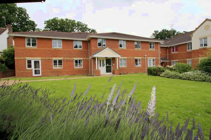 2 Bedroom Flat To Rent In Copthorne Court, Three Bridges, RH10