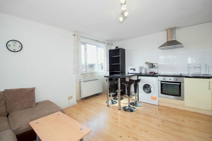 4 Bedroom Maisonette To Rent In O'leary Square, Mile End Road, Whitechape, E1
