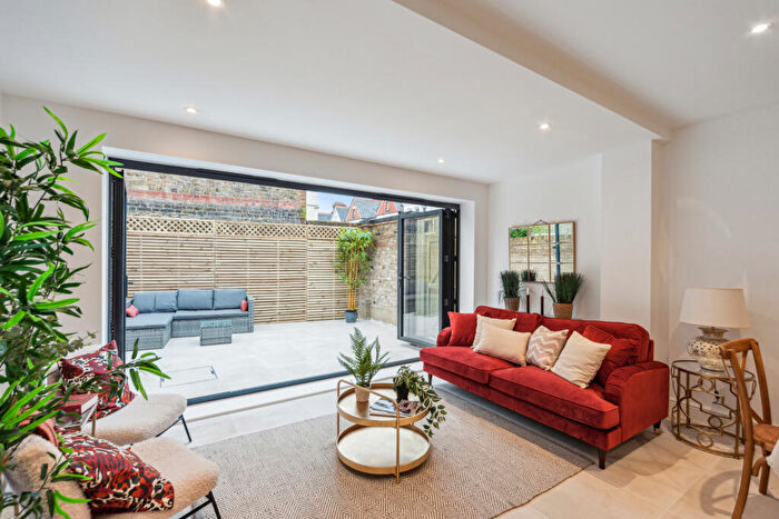 2 Bedroom Apartment For Sale In Dagnan Road, SW12