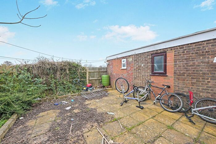 6 Bedroom Semi-Detached House For Sale In Reynard Way, Northampton, NN2