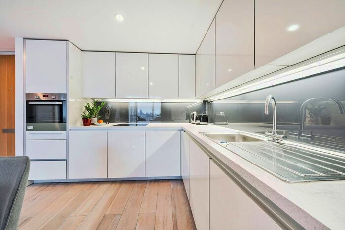 3 Bedroom Flat To Rent In The Strata, Elephant And Castle, London, SE1