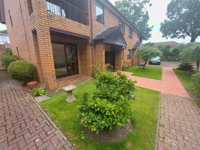 2 Bedroom Flat To Rent In Park End Lane, Cyncoed, Cardiff, CF23