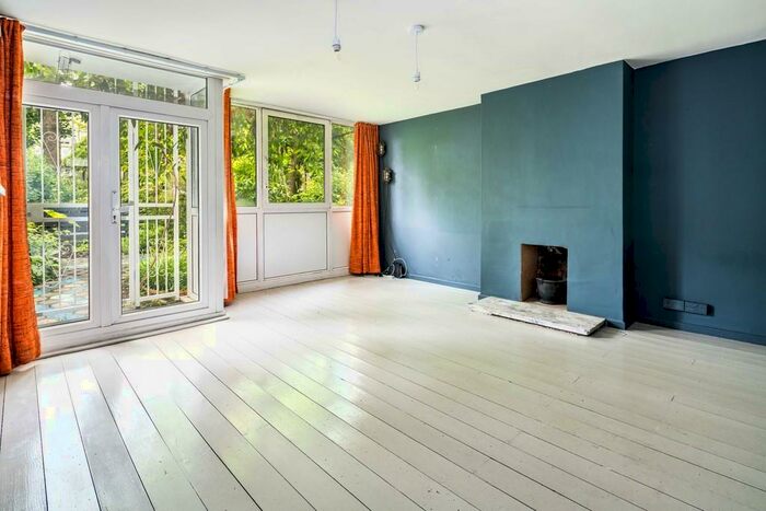 2 Bedroom Ground Maisonette To Rent In Camberwell Grove, SE5