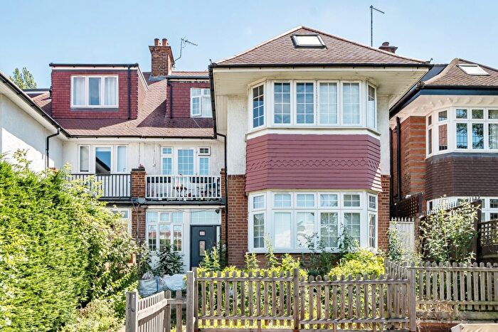 Studio To Rent In Finchley Road, London, NW11