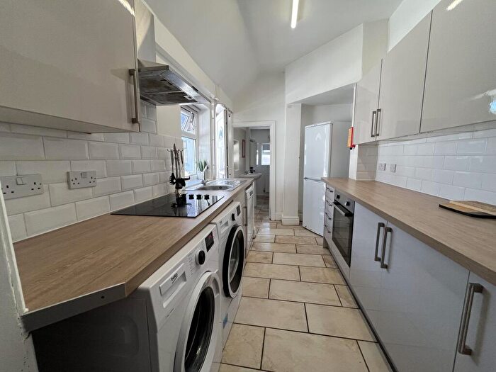 4 Bedroom Terraced House To Rent In Bed West End Student House // Jul, LN1