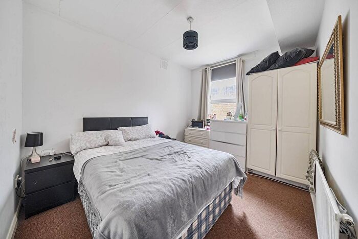 2 Bedroom Flat To Rent In Ambergate Street, Elephant And Castle, London, SE17