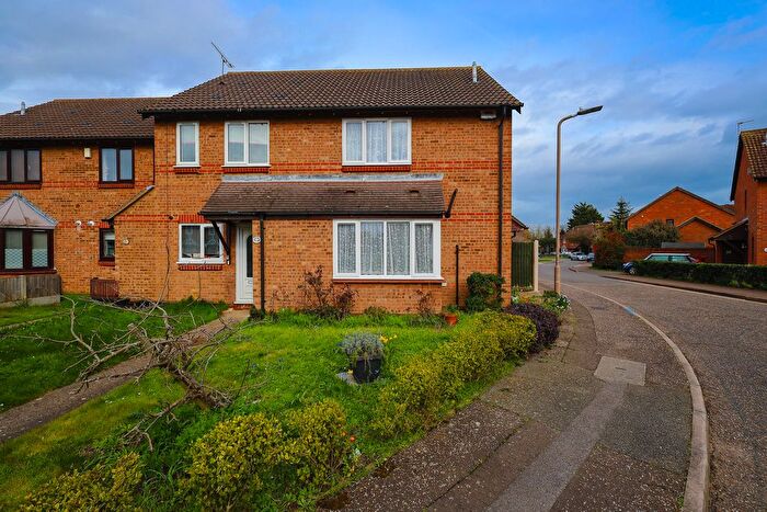 3 Bedroom Semi Detached House For Sale In Caversham Avenue, Southend-On-Sea, SS3