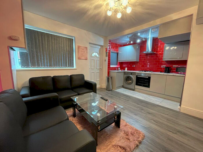 4 Bedroom Terraced House To Rent In Park View Grove, Leeds, West Yorkshire, LS4
