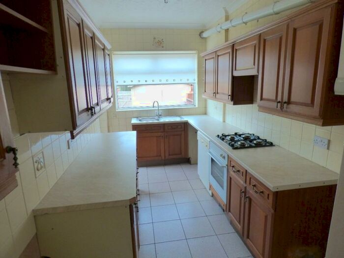 3 Bedroom Semi-Detached House To Rent In Finch Road, DN4