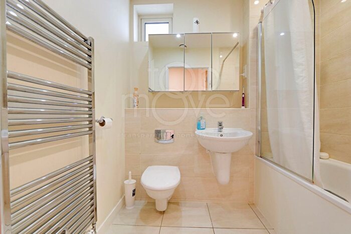 2 Bedroom Flat To Rent In Hogarth Crescent, Croydon, CR0