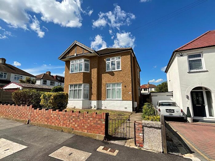 3 Bedroom Maisonette For Sale In Vaughan Avenue, Hornchurch, Essex, RM12