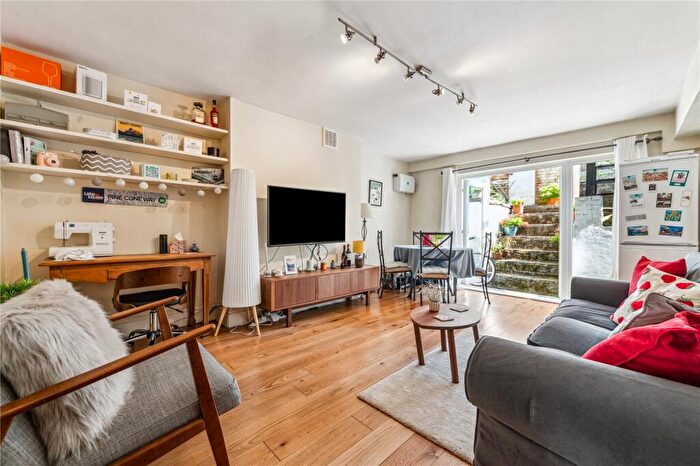 1 Bedroom Apartment For Sale In Ramsden Road, London, SW12