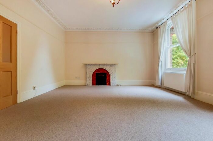 1 Bedroom Flat To Rent In St Andrew's Square, Surbiton, KT6