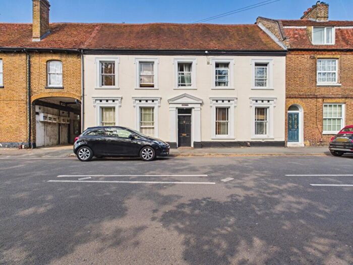1 Bedroom Apartment For Sale In Park Street, Colnbrook, Slough, Berkshire, SL3
