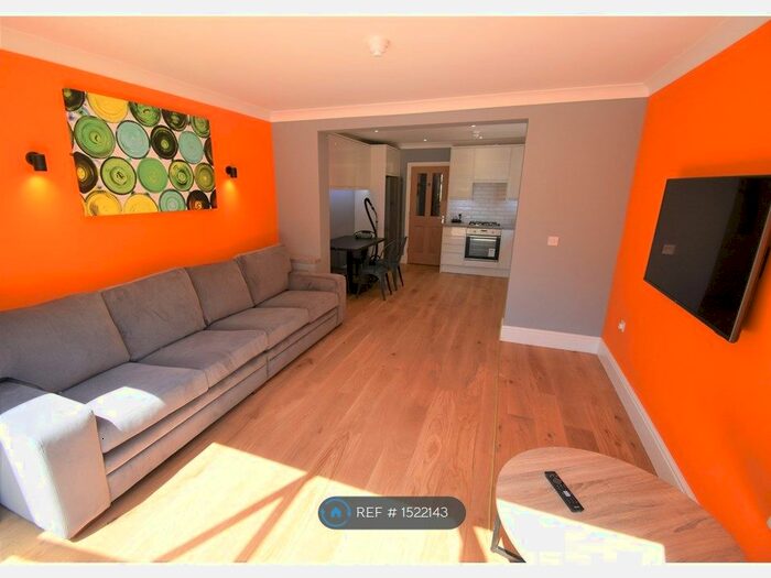 3 Bedroom Flat To Rent In London Road, Reading, RG1