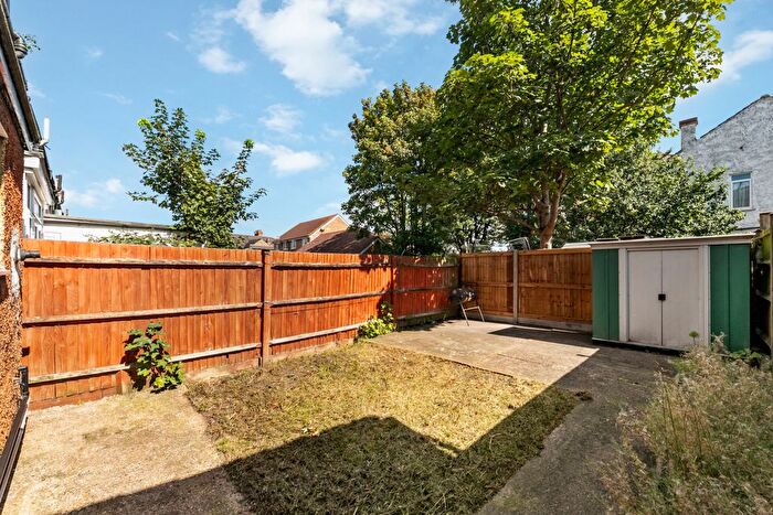 Maisonette To Rent In De'arn Gardens, Mitcham, CR4