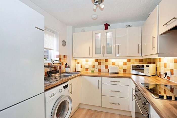 1 Bedroom Flat For Sale In Palmer Avenue, Bushey, WD23