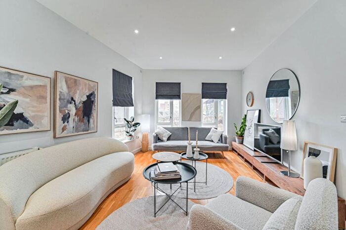 3 Bedroom Maisonette To Rent In Market Yard, Deptford, London, SE8