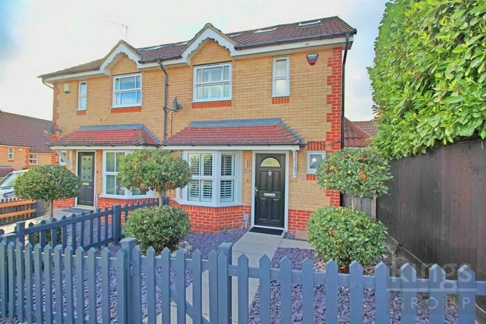 4 Bedroom Semi-Detached House To Rent In Lucern Close, Hammond Street, Cheshunt, Waltham Cross, EN7