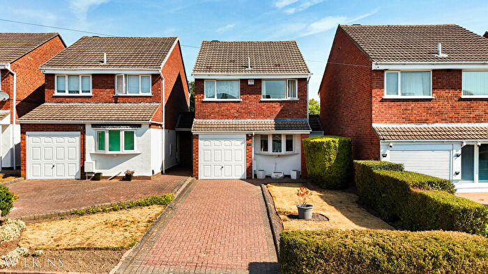 3 Bedroom Detached House For Sale In Stephenson Close, Glascote, Tamworth, Staffordshire, B77