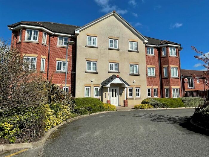 2 Bedroom Flat To Rent In Falls Green Avenue, Manchester, M40