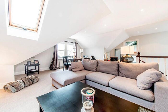 2 Bedroom Flat To Rent In Lavender Gardens, Battersea, London, SW11