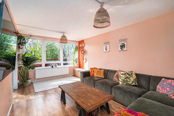 2 Bedroom Maisonette For Sale In Reedham Close, Tottenham Hale, N17