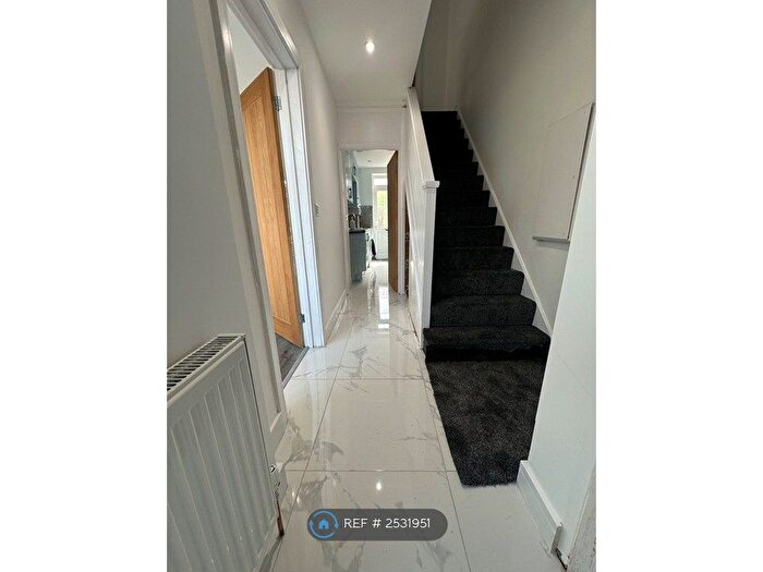 3 Bedroom Semi-Detached House To Rent In Calbroke Road, Slough, SL2