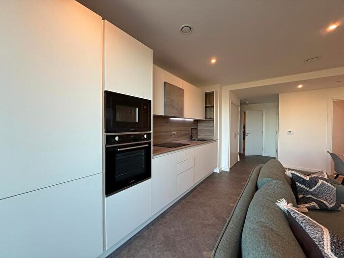 2 Bedroom Apartment For Sale In Skyline Apartments, Makers Yard, London, E3