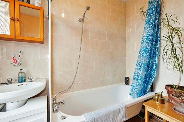 2 Bedroom Terraced House For Sale In Ashton Road, Leeds, LS8