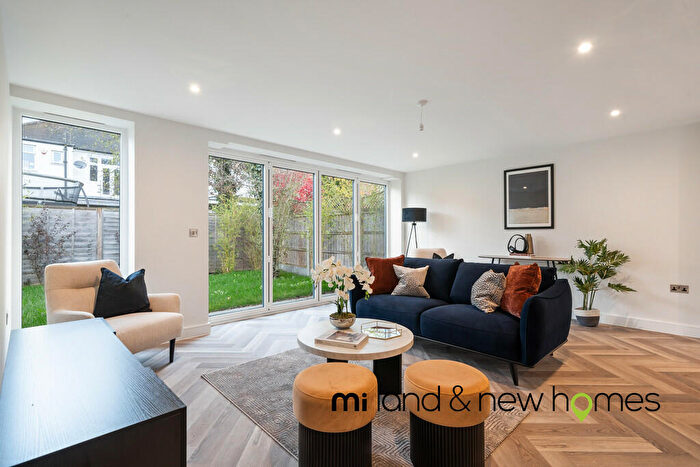 3 Bedroom Semi-Detached House For Sale In Scarlet Oaks, Oakwood, N14