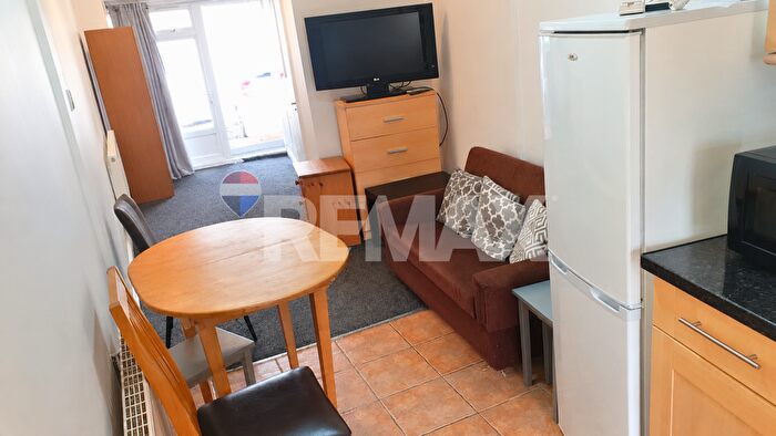 2 Bedroom Maisonette To Rent In Clifton Road, Ilford, IG2