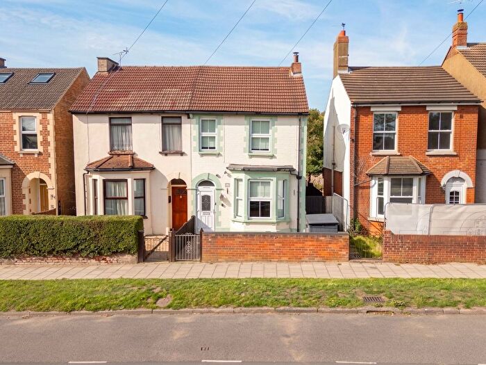 3 Bedroom Semi-Detached House For Sale In Bierton Road, Aylesbury, HP20