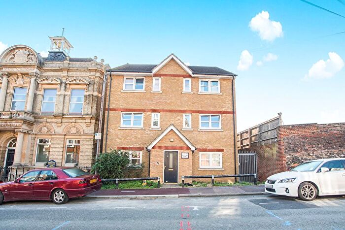 1 Bedroom Flat To Rent In Manor Road, Chatham, Kent, ME4