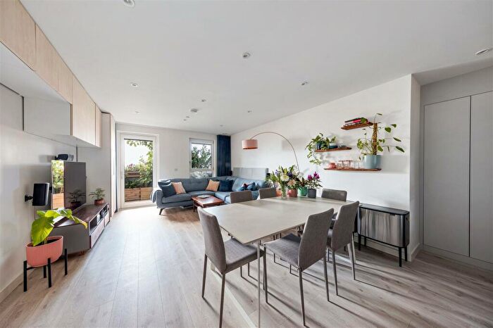 2 Bedroom Apartment For Sale In Shipbuilding Way, Upton Park, E13