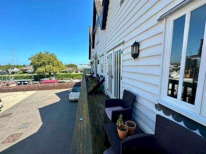 2 Bedroom Cottage To Rent In Strand Street, Sandwich, CT13