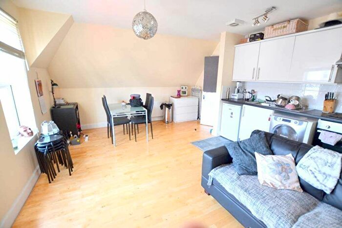 2 Bedroom Flat To Rent In Lavender Hill, Clapham, SW11