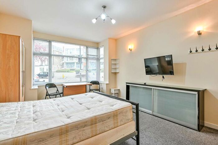 3 Bedroom Flat To Rent In Caledonian Road, Holloway, London, N7