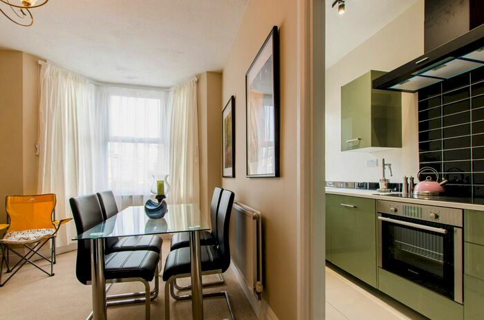 2 Bedroom Flat To Rent In Herne Hill Road, Herne Hill, London, SE24