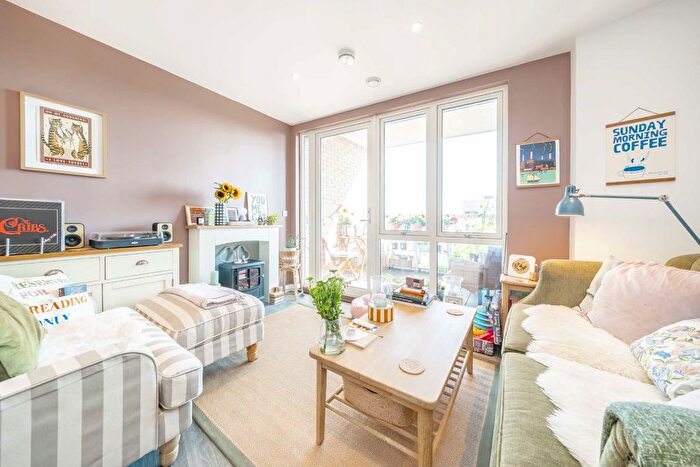 2 Bedroom Flat For Sale In Hanbury Road, Acton, W3