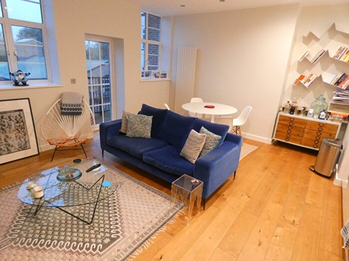 2 Bedroom Flat To Rent In Halesworth Court, Alfred Street, London, E3