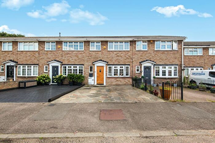 3 Bedroom Terraced House For Sale In Amberley Way, Romford, RM7